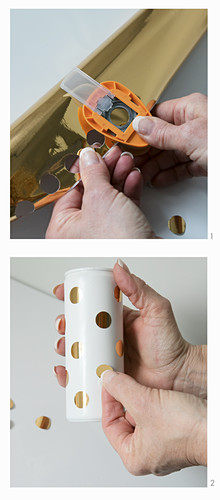 Blumenvase selber machen: Punkte aus Metallic Klebfolie ausstanzen und auf die Dose kleben