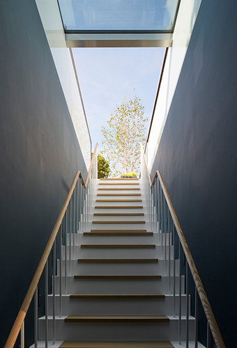 Schmaler Treppenaufgang mit Geländer zur … – Bild kaufen – 12429480