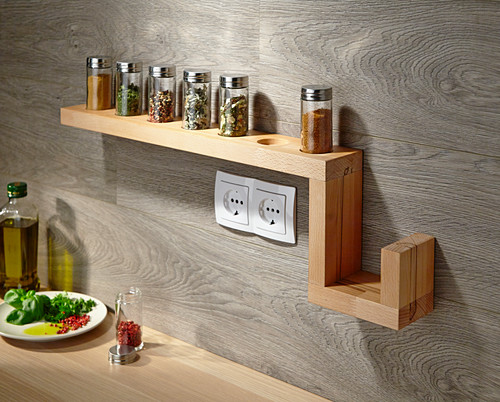 Wandregal für Gewürzgläser an der Küchenwand aus Holz