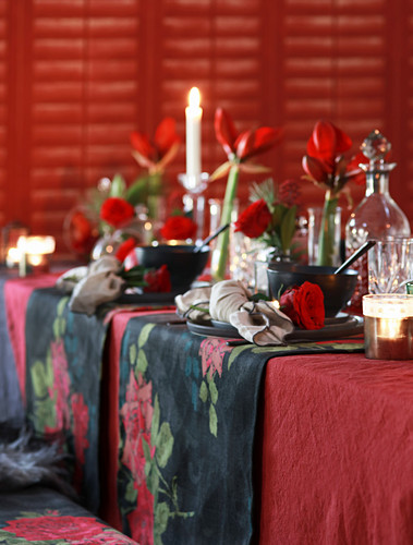 Festlich Gedeckter Tisch In Rot Und Bild Kaufen 12472692 Living4media