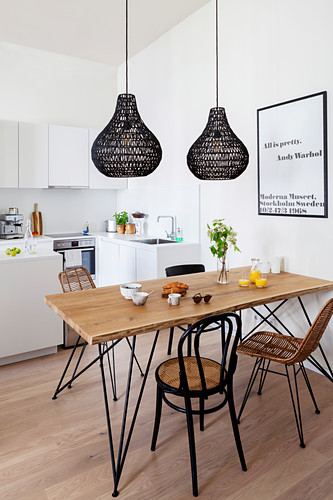 Esstisch mit verschiedenen Stühlen, … – Bild kaufen Esstisch mit verschiedenen Stühlen, … – Bild kaufen