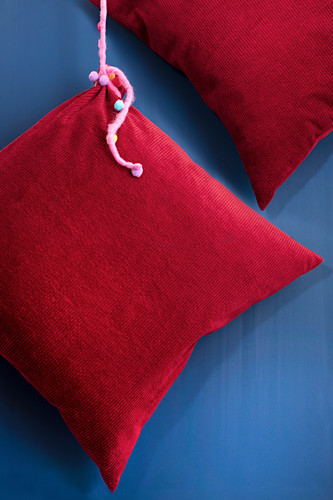 Selbstgenähte Kissenbezüge aus rotem Cord