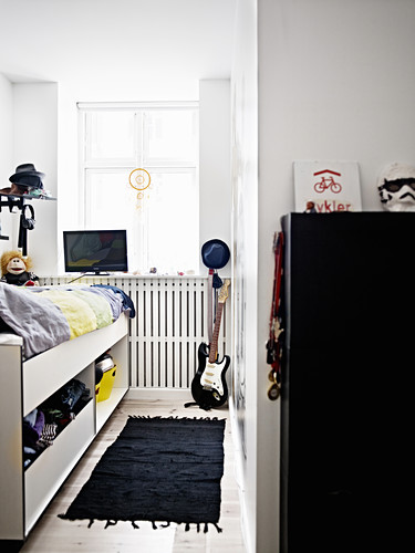 Bett mit Stauraum im Jungendzimmer in … - Bild kaufen - 13005980 living4media