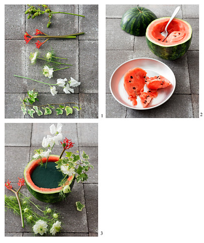 Sommerliches Blumengesteck in ausgehöhlter Wassermelone selbermachen