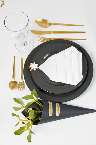 Weihnachtliche Tischdeko in Schwarz, Weiß und Gold