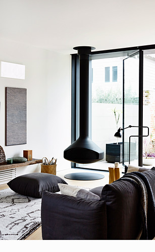 Hängender Kamin im Wohnzimmer in … – Bild kaufen – 12548976 living4media