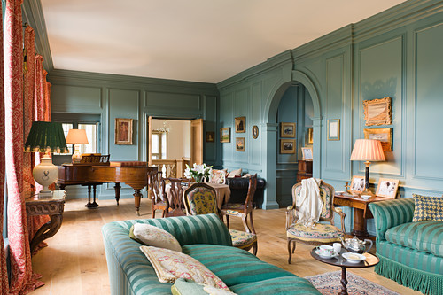 Herrschaftliches Wohnzimmer in Blau mit … – Bild kaufen – 12606144