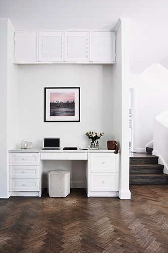 Schreibtisch und Wandschrank in eine … – Bild kaufen – 12623704