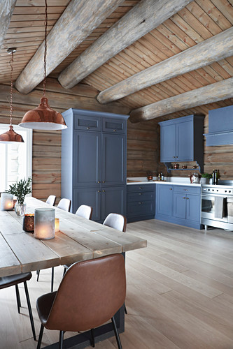 Esstisch in der Landhausküche mit blauen … – Bild kaufen ...