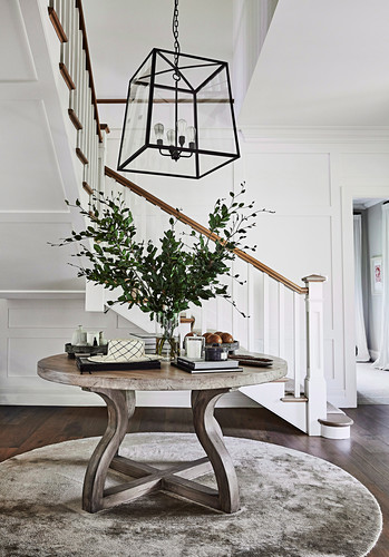 Runder Tisch im klassischen … – Bild kaufen – 12683150 living4media