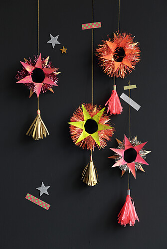 DIY-Weihnachtsanhänger aus Papprollen, Seidenpapier und Weinachts-Girlande