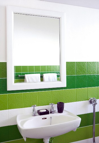 Spiegel und Waschbecken im Badezimmer – Bild kaufen – 275970 living4media