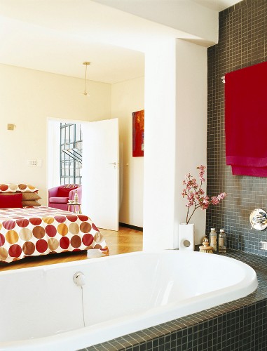 Badewanne im Schlafzimmer – Bild kaufen – 343588 living4media