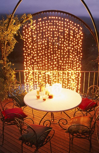 Balkon mit Beleuchtung – Bild kaufen – 361404 living4media