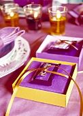 Weihnachtliche Tischdekoration in lila und gelb