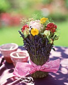 Blumenstrauss mit Lavendel und anderen Blumen als Tischdeko