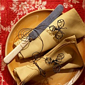 Country house table decoration: wire napkin rings
