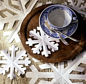 Aus Papier geschnitten Schneeflocken als Winterdeko