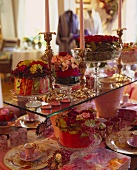 Festlich gedeckter Tisch mit Kerzen und Blumen