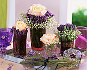 Rosenblüten, Lavendel und Schleierkraut in Vasen