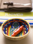 Tischdeko aus Mexiko: bunte Schale mit Chilischote