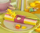 Narcissus napkin decoration and sugar eggs