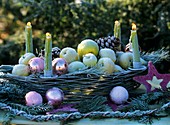 Adventlich dekorierter Korb mit Äpfeln und Kerzen