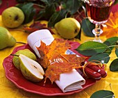 Herbstlich dekoriertes Tischgedeck mit Birnen