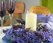 Hortensienkranz und Lavendelsträusschen mit Kerze
