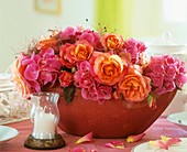 Blüten von Rosen und Hortensien in einer Schale