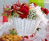 Weisser Korb mit roten Rosen, Amaryllis und Duftschneeball
