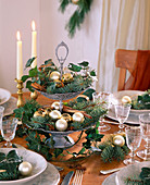Weihnachtliche Tischdeko mit Etagere aus Efeu und Blaufichte
