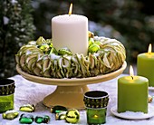 Kerzenring aus Apfelscheiben mit grünem Baumschmuck