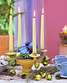 Kerzenhalter mit Arizonazypresse und Baumschmuck dekoriert