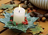 Leaf decorated with Cotoneaster berries as candle holder (Laden im Torbogen)