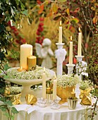 Weihnachtliche Tischdeko mit Schleierkraut und Kerzen
