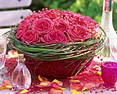 Kranz aus Brombeerzweigen gefüllt mit Rosen