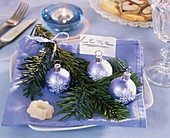 Napkin decoration with Nordmann fir, baubles and name card