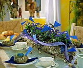 Table decoration with garland of chicken wire & forget-me-nots