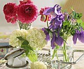Blüten in Gläsern (Schneeball, Akelei, Ranunkel), Zuckerdose
