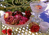 Glasschalen mit gefrosteten Rosenblüten