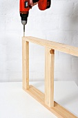 Klappbaren Holztisch selber bauen (Einzelteile zusammenschrauben)