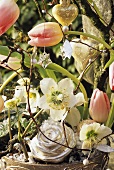 Christrosen und Tulpen mit Baumanhängern