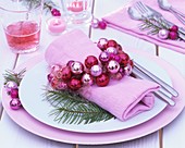 Place-setting with napkin ring of pink Christmas baubles