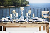 Gedeckter Tisch auf Terrasse am Meer