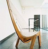 Moderne Handwerkskunst - hochlehniger Holzstuhl mit Schnurbespannung