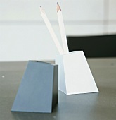 weiße Bleistifte in schrägen, Aufbewahrungsboxen auf dem Tisch