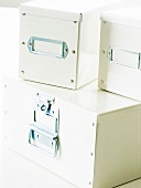 weiße Aufbewahrungs-Schachteln mit Metallbeschlägen