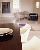 Wohn/Essraum mit Sitzmöbeln und Essplatz im modernen Designerstil