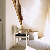 Treppenaufgang mit Vintage-Stuhl mit geflochtener Rückenlehne